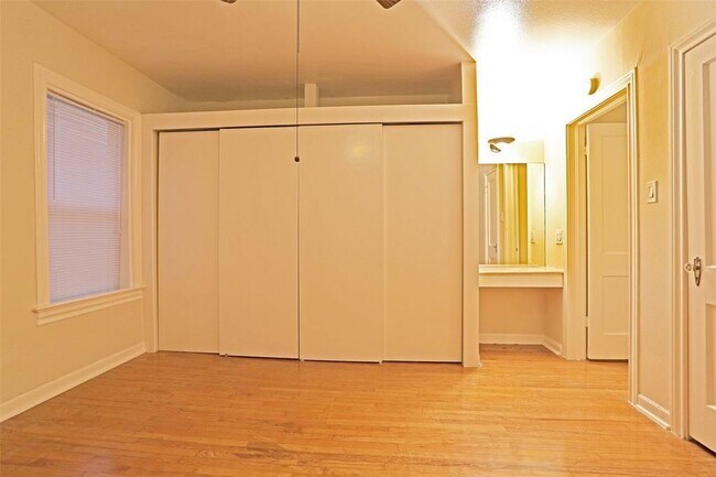 Building Photo - 2348 Sheridan St