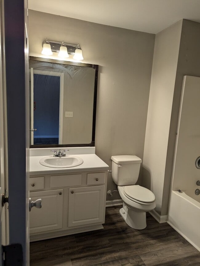 Building Photo - Nice Two Bedroom Duplex In A Great Location!