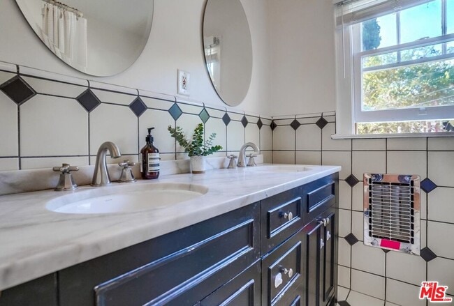 Building Photo - 2154 Willetta Ave N