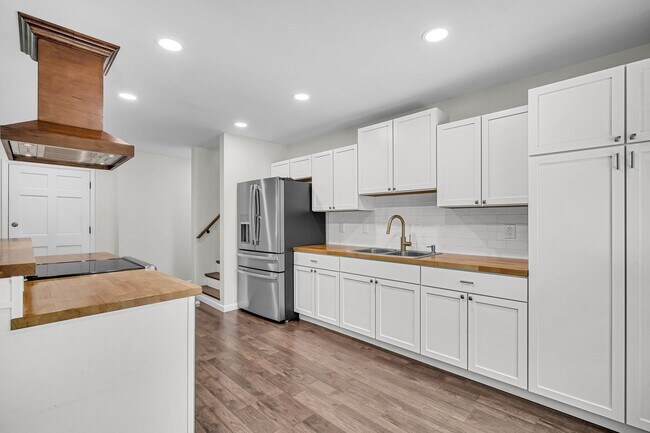 Building Photo - Comfortable Living with Modern Upgrades in Prime Goose Creek Location