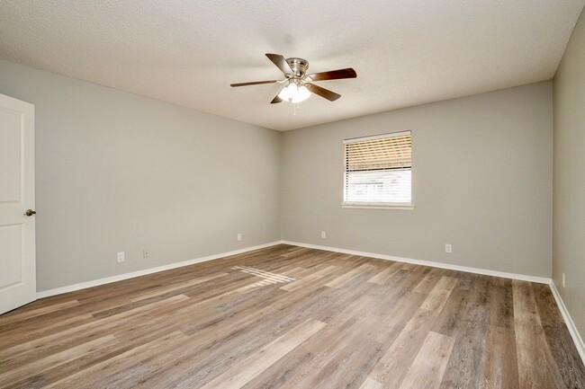 Building Photo - Fully Remodeled Townhome with Loft and Pri...