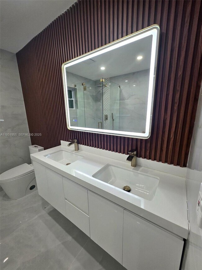 Building Photo - 5095 SW 73rd Ave