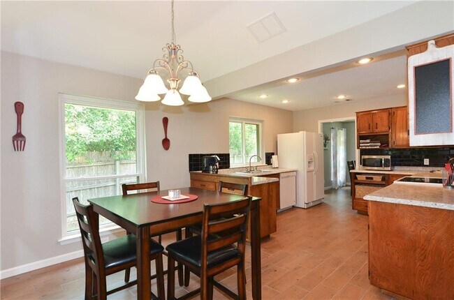 Building Photo - 1101 Deep Wood Dr