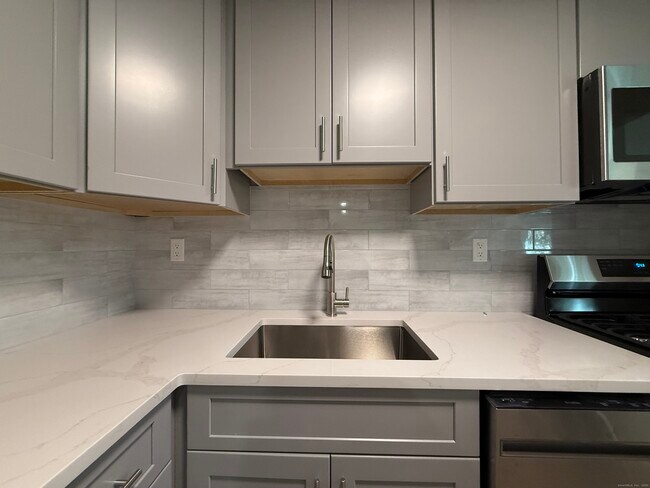 Building Photo - 50 Greenhouse Rd