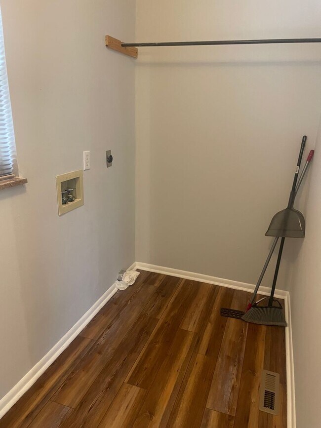 Building Photo - Knoxville 37918 - 3 bedroom, 1.5 bath home in Halls - Contact Lisa Vineyard and Shannon Russell (...