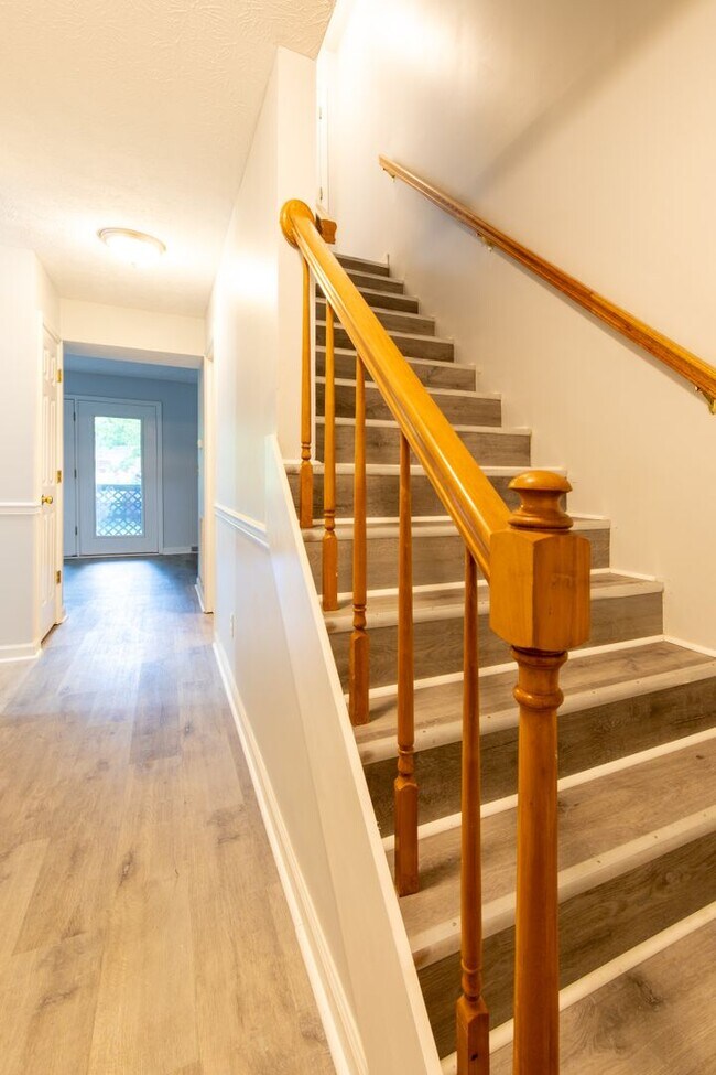 Building Photo - 3 story 2 bed 1.5 bath condo with large ga...