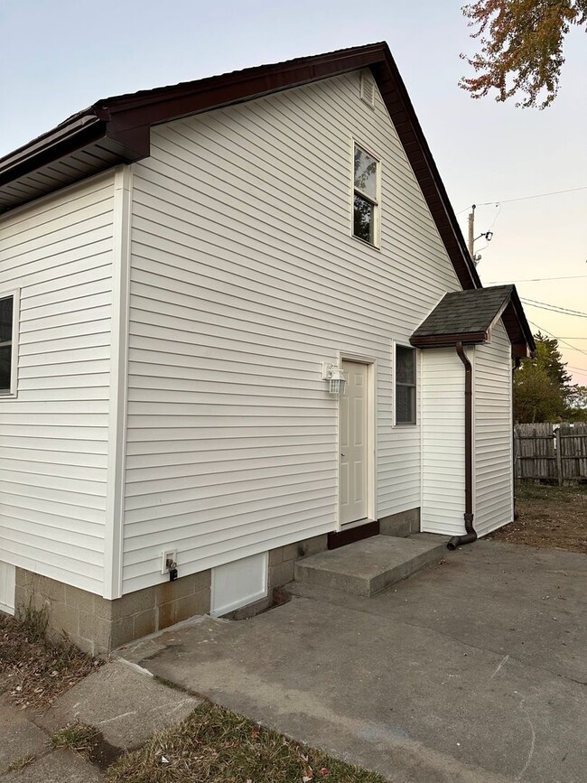 Building Photo - LEO  3 BR 1 Bath