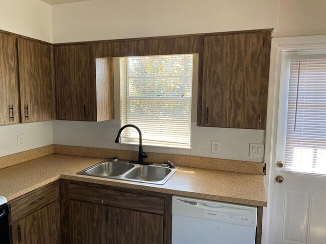 Building Photo - Spacious 2BR/1BA Townhouse in Prime Lakeland Location