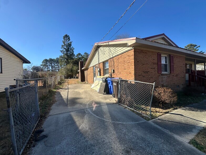 Building Photo - 330 Milburn Dr