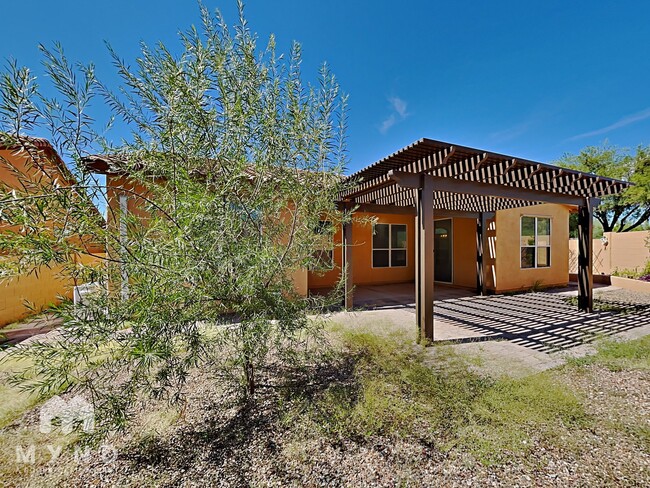 Building Photo - 9990 N Stratton Saddle Trail