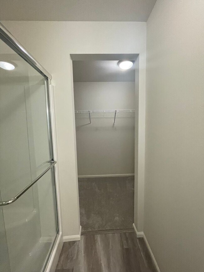 Building Photo - 4 bedrooms + BONUS ROOM And 2.5 baths Tumw...