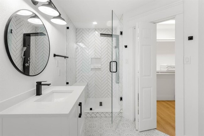 Building Photo - 18300 W Rim Dr