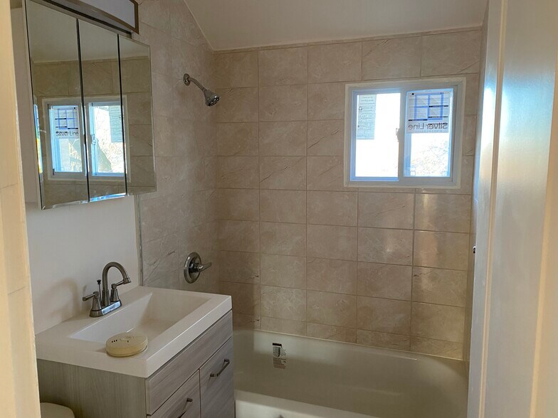 Building Photo - 239 Melville Dr