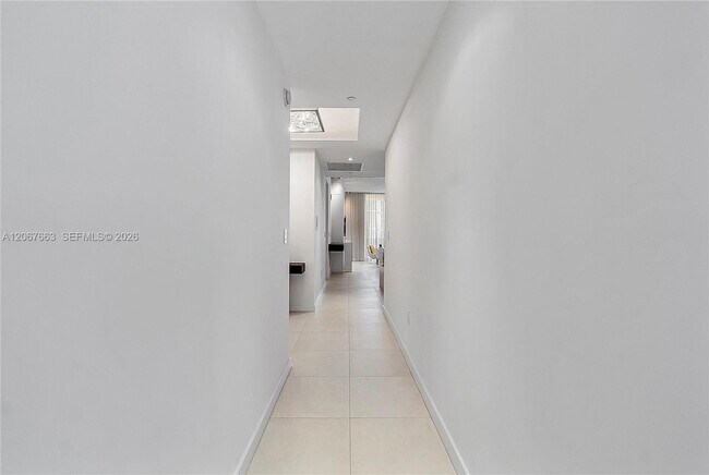 Building Photo - 15811 Collins Ave