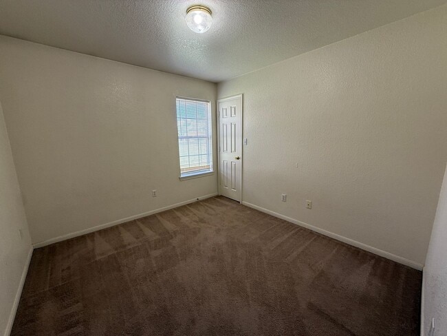 Building Photo - 3208 Raven Dr