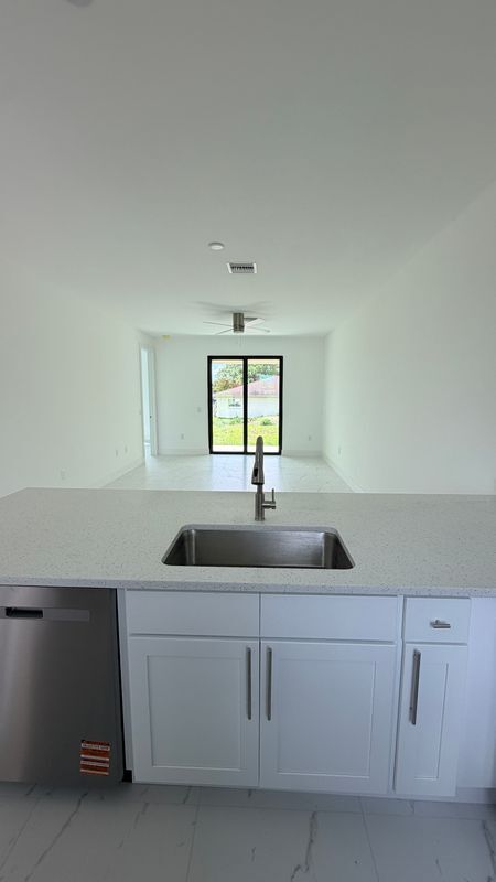 Building Photo - 498 Loretta Ave S