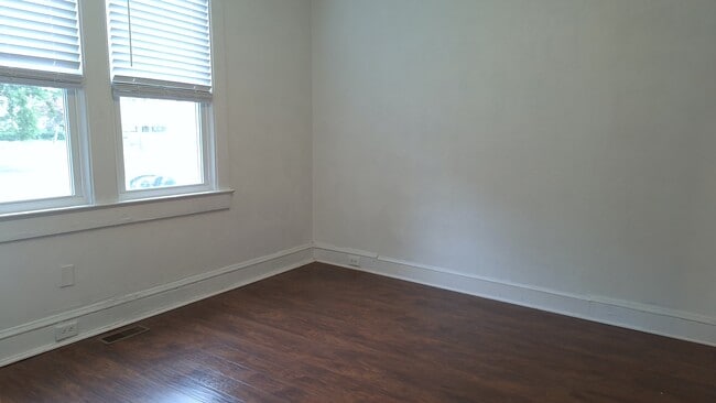 Building Photo - 311 W 27th St