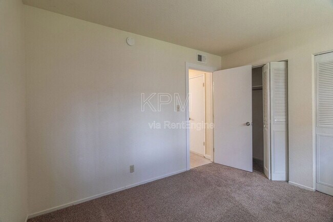 Building Photo - 1227 Pinetree Dr