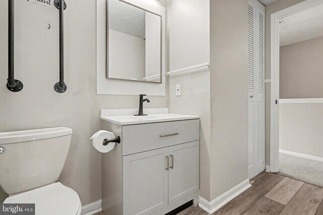 Building Photo - 1713 Chesterfield Square