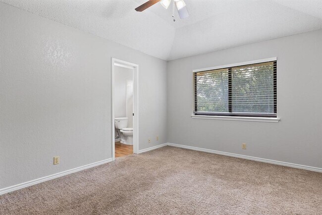 Building Photo - 506 Lakeway Dr