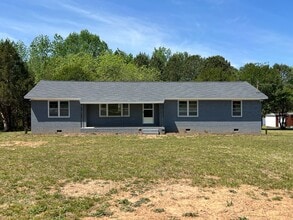 Building Photo - Spacious 4-Bed, 2-Bath Country Home - 1 Acre of Privacy