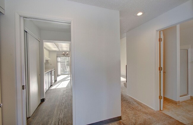 Building Photo - WELL MAINTAINED 2 BR, 2 BA TOWNHOME BY VAN MALL AREA!