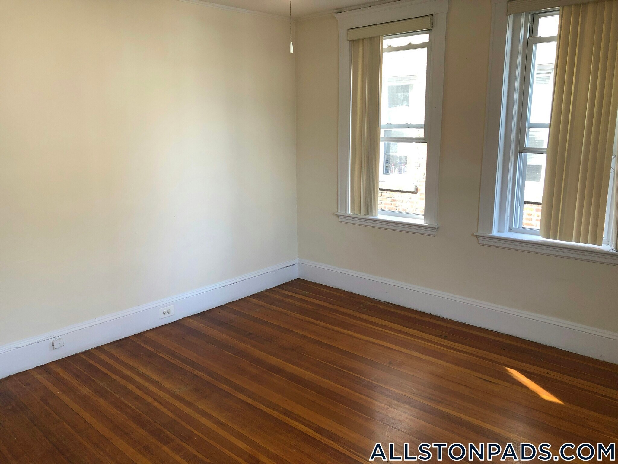 Building Photo - 15 Barrows St