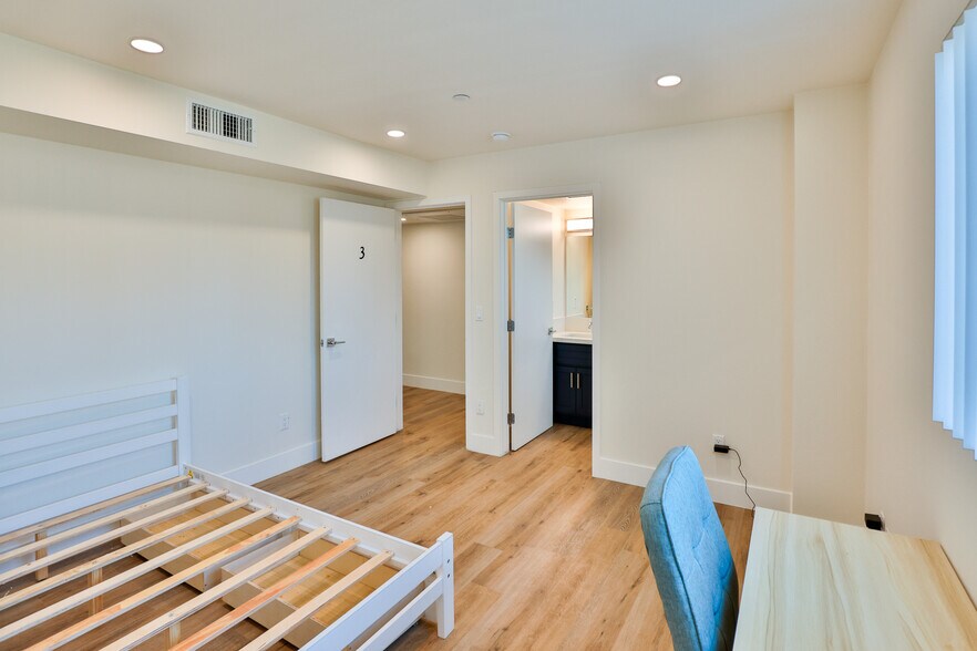 Building Photo - 1164 W 37th Pl