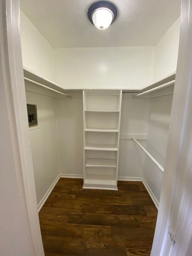 Building Photo - Spacious 1 Bed 1 Bath