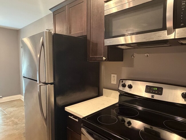 Building Photo - Fully Renovated 1-Bedroom Apartment in Alamo Heights ISD
