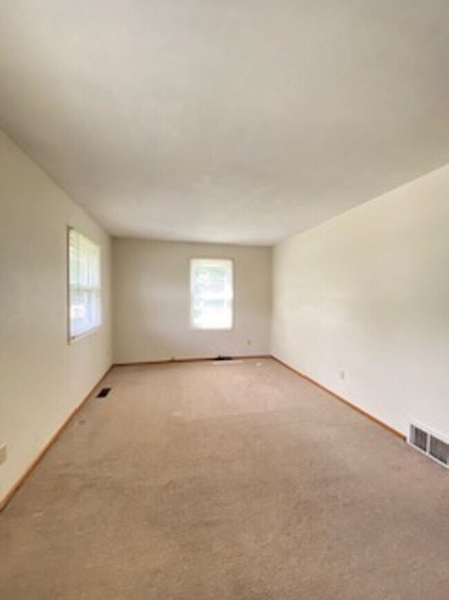 Building Photo - 3 Bedroom Home Available in Elkhart!