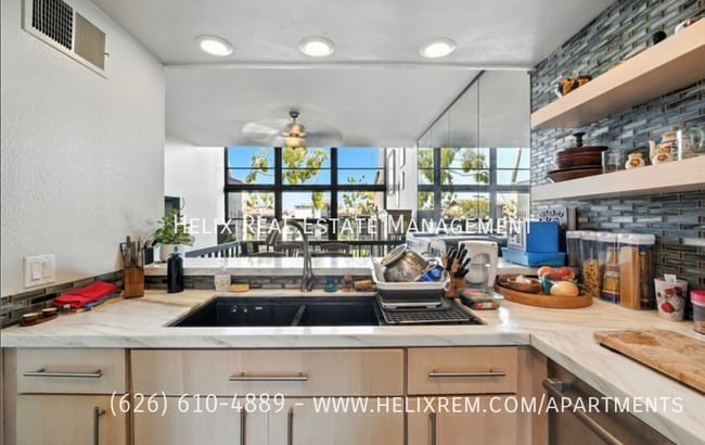 Building Photo - 7322 Marina Pacifica Dr N