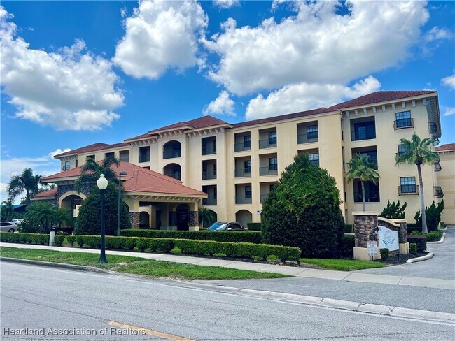 Building Photo - 2351 Lakeview Dr