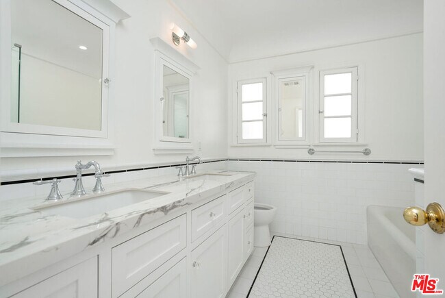 Building Photo - 135 N Orange Dr
