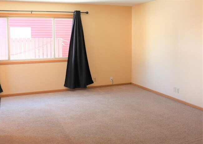 Building Photo - 906 C Ave NW