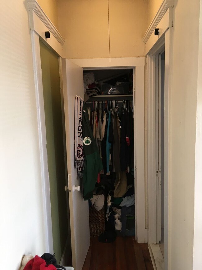 Building Photo - Bright 1BR in East Rock | Gas & Hot Water Included | Steps from Yale & Trails