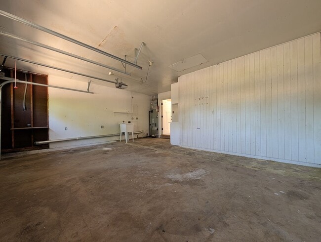 Building Photo - Wonderful 4-Bedroom, 2-Bath Home With Soli...