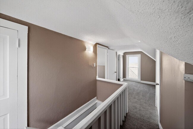 Building Photo - 2117 6th Ave