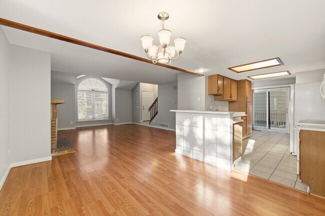 Building Photo - Charming 2BR/2.5BA Townhome in Deer Pointe Village! Beautiful Hardwood Floors Throughout Main Lev...