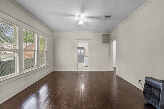 Building Photo - Charming 3 bedroom 1940's bungalow!