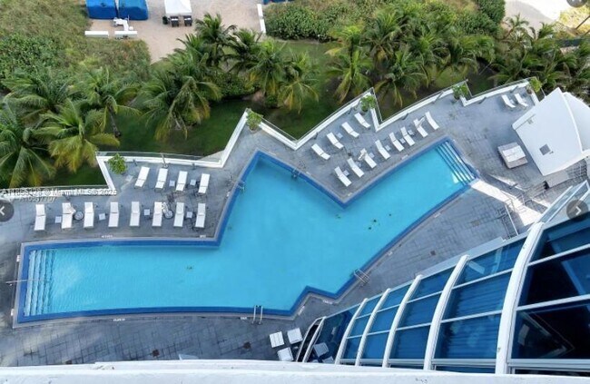 Building Photo - 17001 Collins Ave