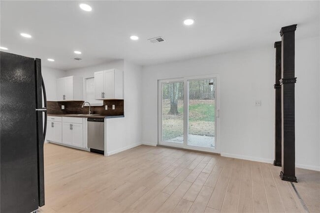 Building Photo - 2875 Webb Rd
