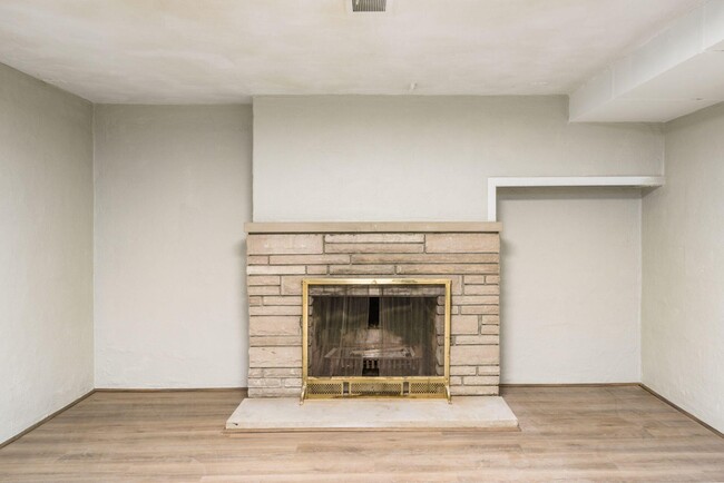 Building Photo - 4230 Eastlea Dr