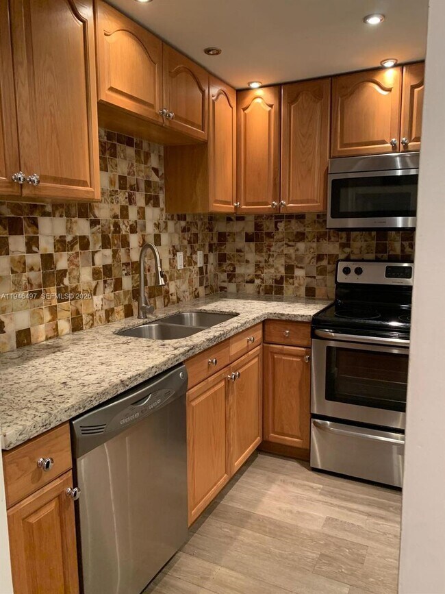 Building Photo - 911 E Ponce De Leon Blvd