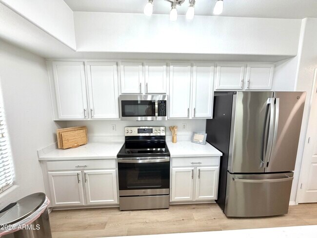 Building Photo - 900 S 94th St