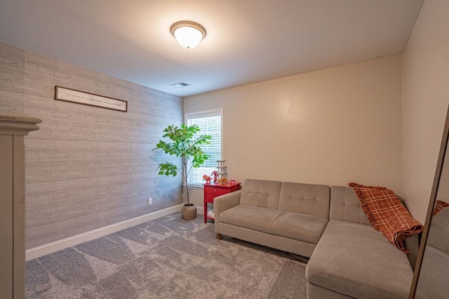 Building Photo - Forest Lakes Pooler