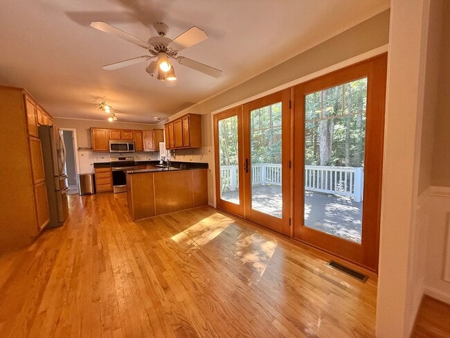 Building Photo - 1721 Honeysuckle Ln