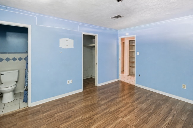 Building Photo - 6513 Abraham Lincoln Dr