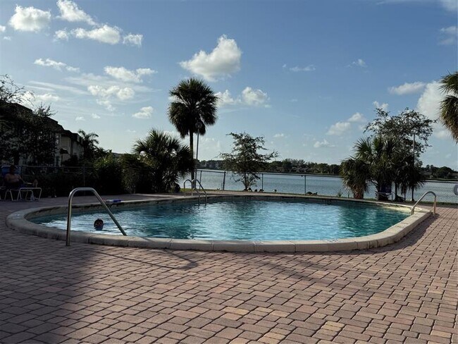 Building Photo - 402 Lakeside Dr