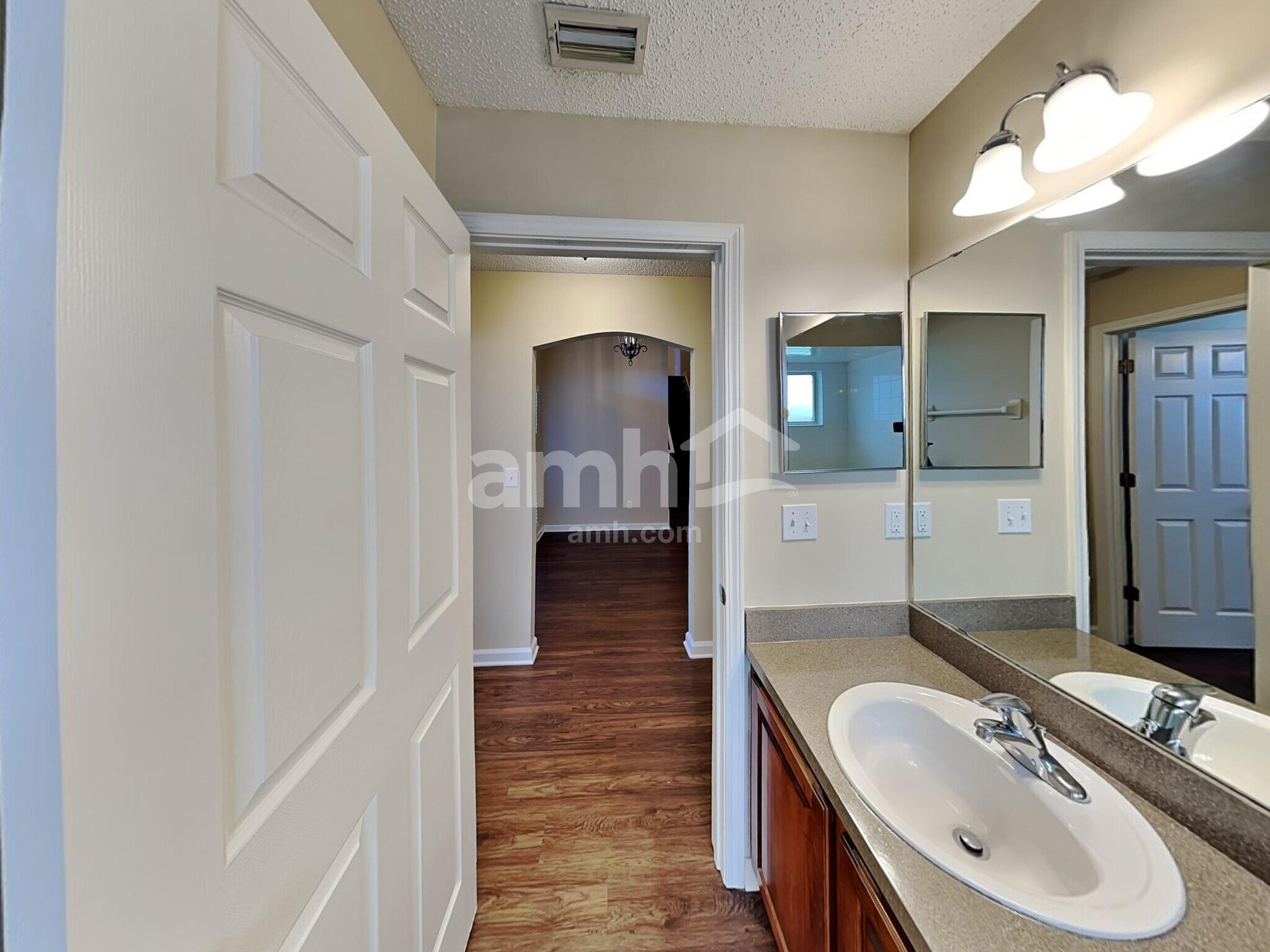 Building Photo - 807 Hickory Knolls Dr